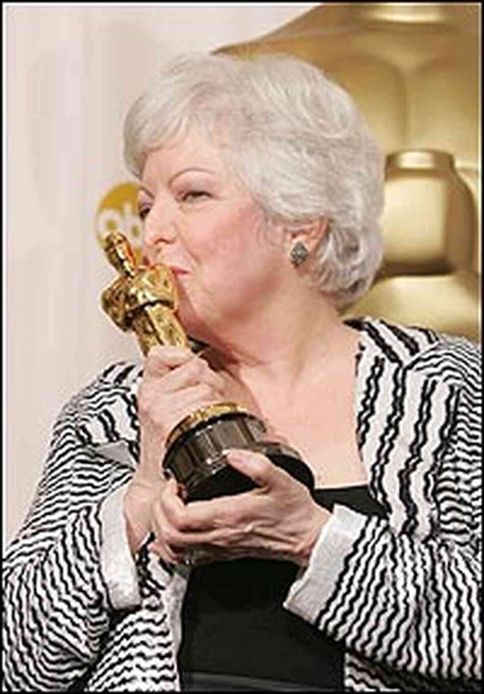 Thelma Schoonmaker kisses her Oscar statuette after winning for her editing work on 'The Aviator.'
