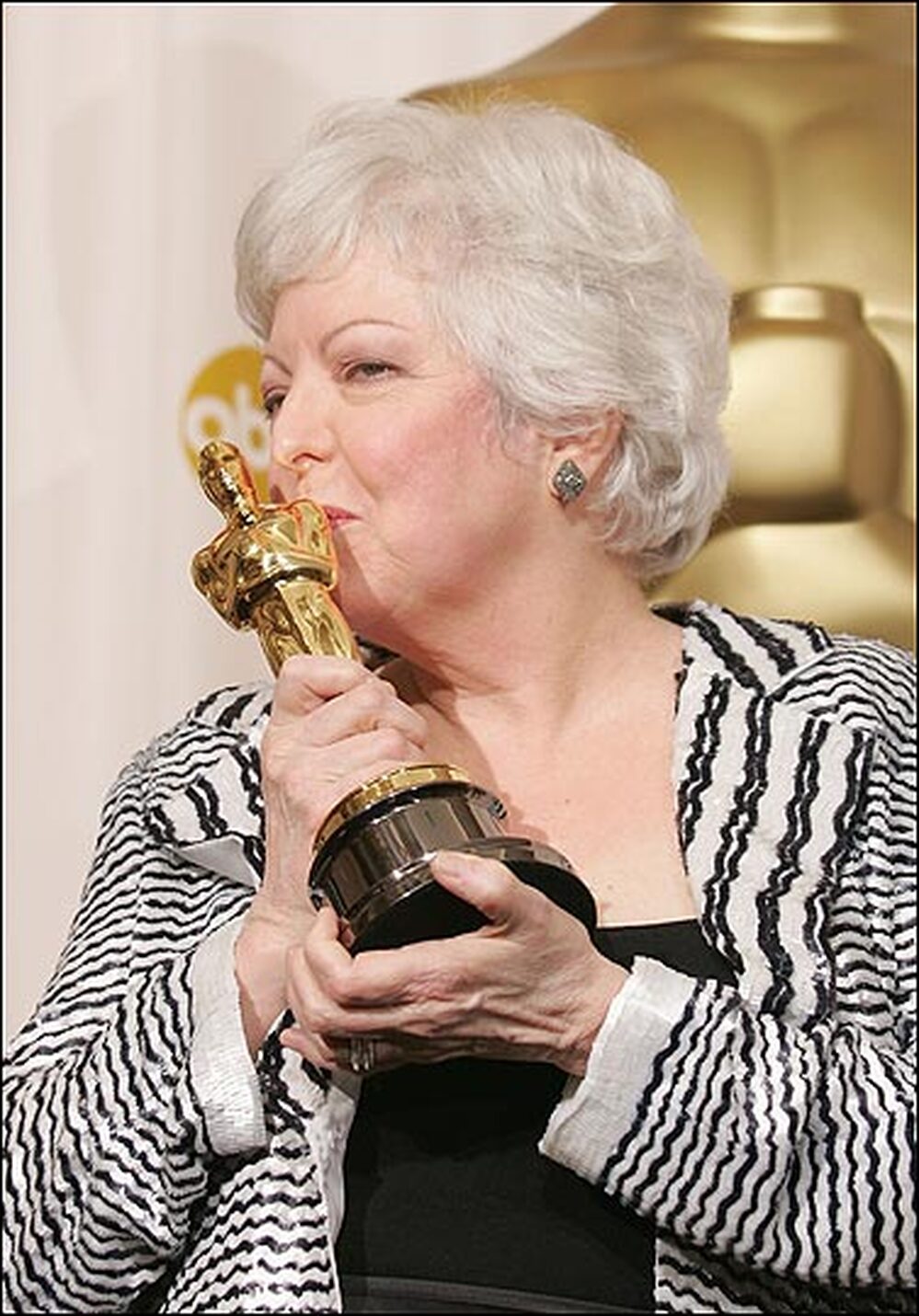 Thelma Schoonmaker kisses her Oscar statuette after winning for her editing work on 'The Aviator.'