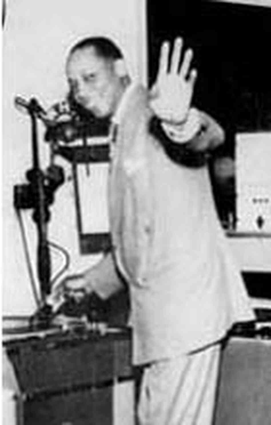 Walkin' Talkin' Bill Hawkins at radio station WHK, 1949 Walkin' Talkin' Bill Hawkins at radio station WHK, 1949
