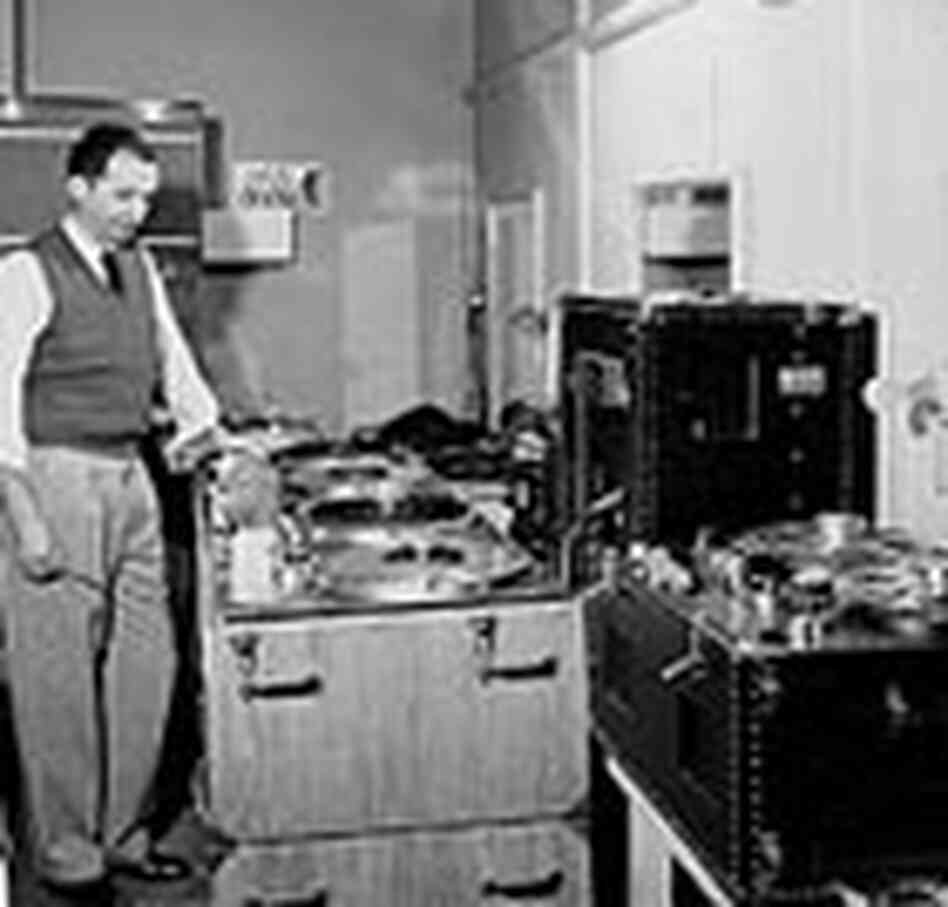 Jack Mullin in 1950 with two large machines used to record ABC's Bing Crosby Show. Jack Mullin in 1950 with two large machines used to record ABC's Bing Crosby Show.