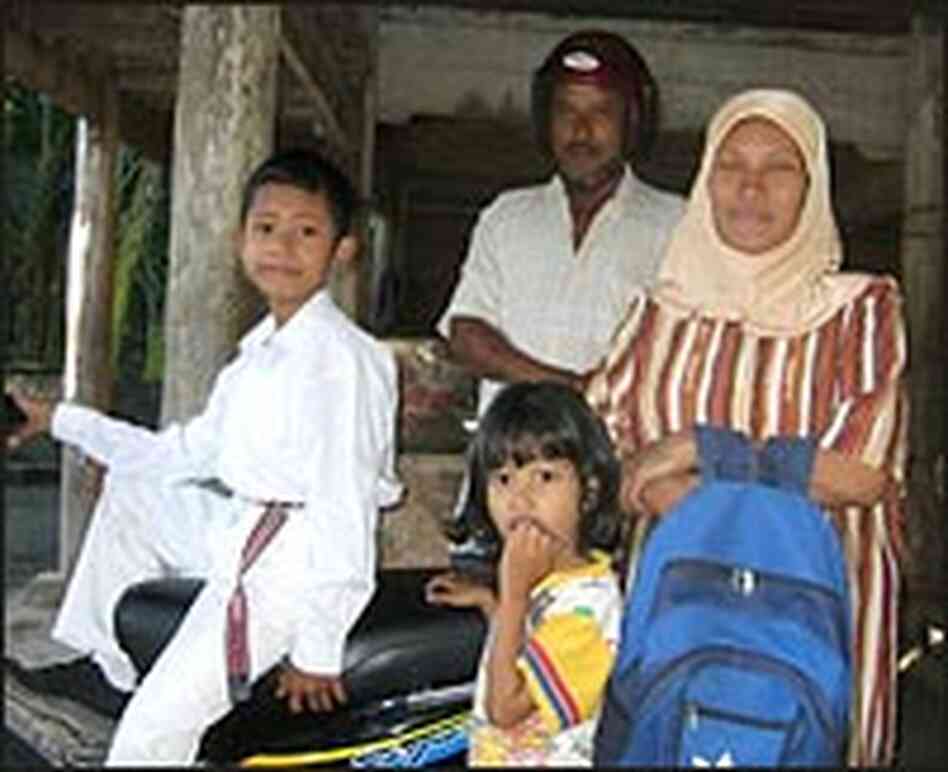 A Peuken Bada family displaced by the tsunami.