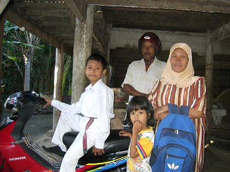A Peuken Bada family displaced by the tsunami.