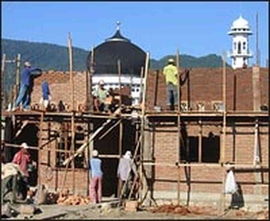 Houses under construction in Peuken Bada.
