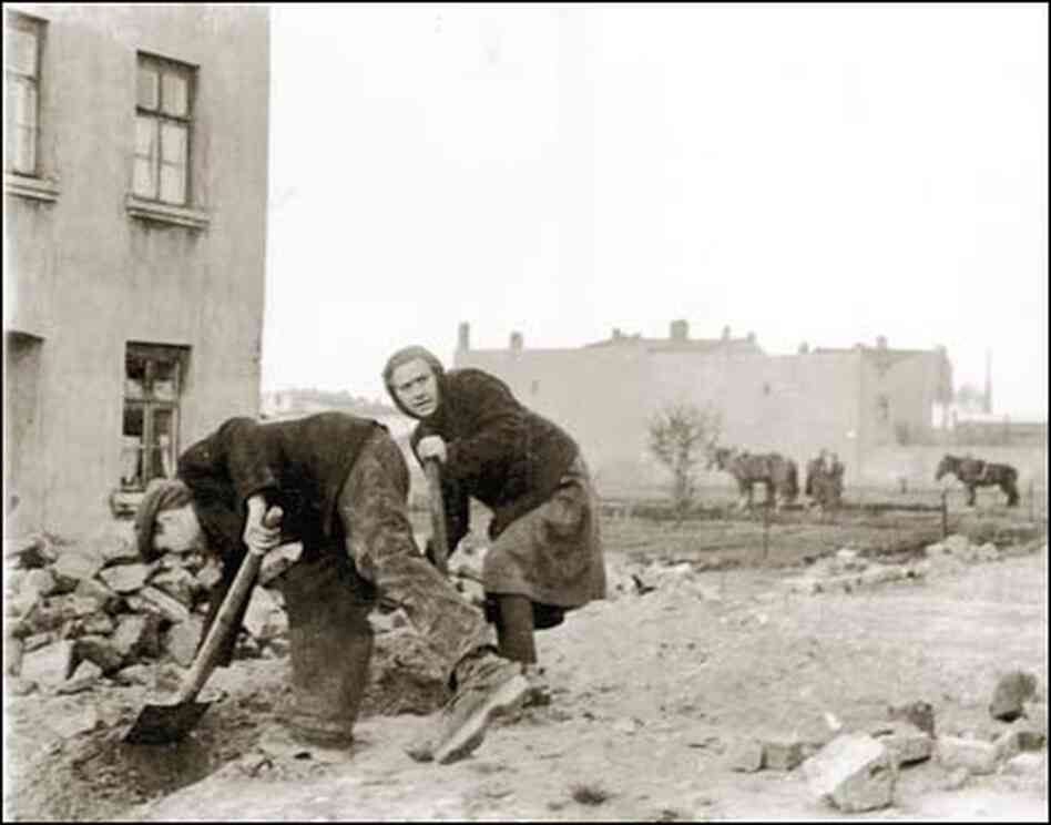 Clearing rubble in the Lodz ghetto Clearing rubble in the Lodz ghetto