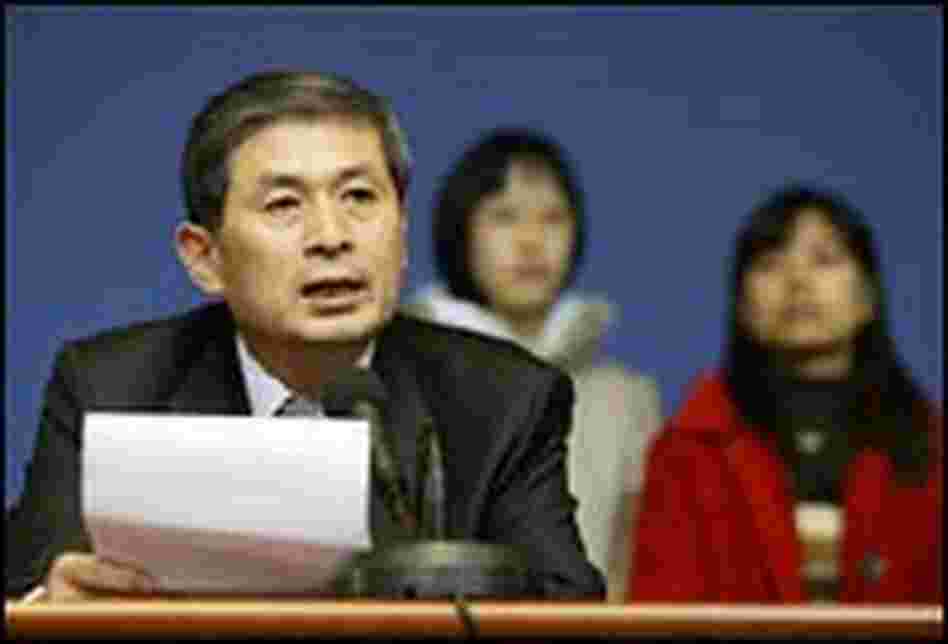 Hwang Woo Suk speaks during a news conference 