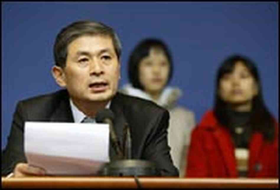 Hwang Woo Suk speaks during a news conference 