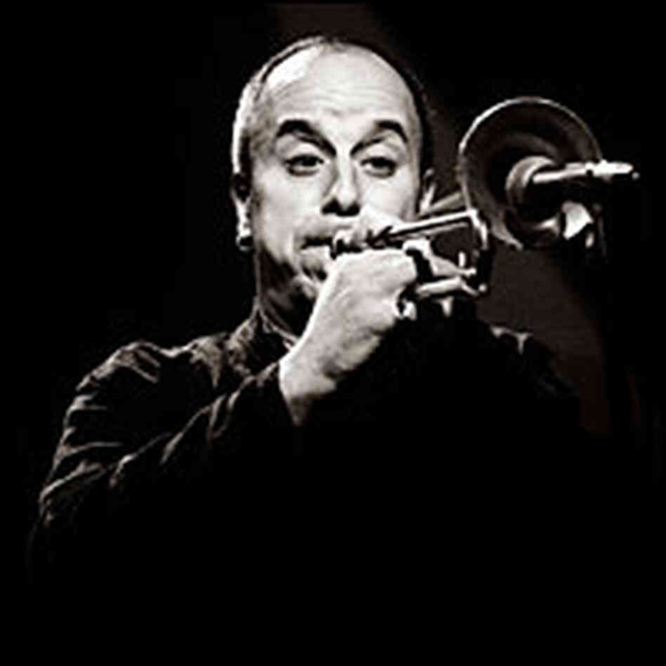 Stephen Bernstein playing his slide trumpet Stephen Bernstein playing his slide trumpet
