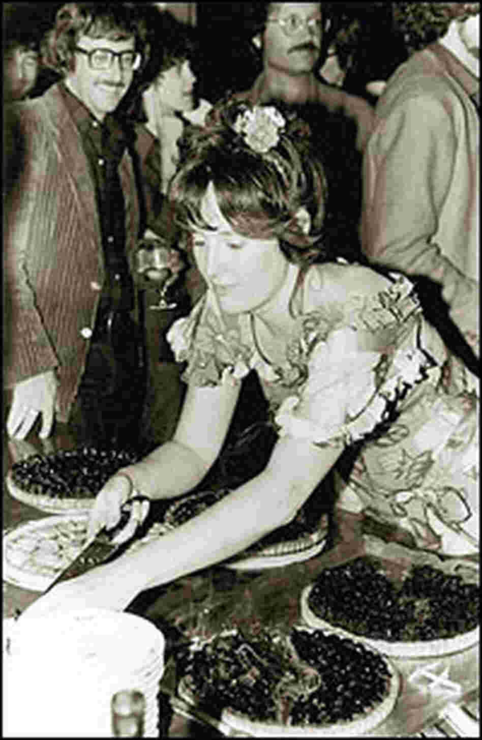 Alice Waters serves up pie at Chez Panisse in 1975.