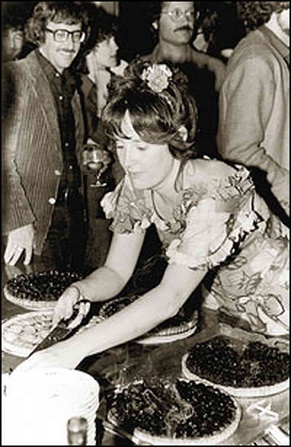 Alice Waters serves up pie at Chez Panisse in 1975.