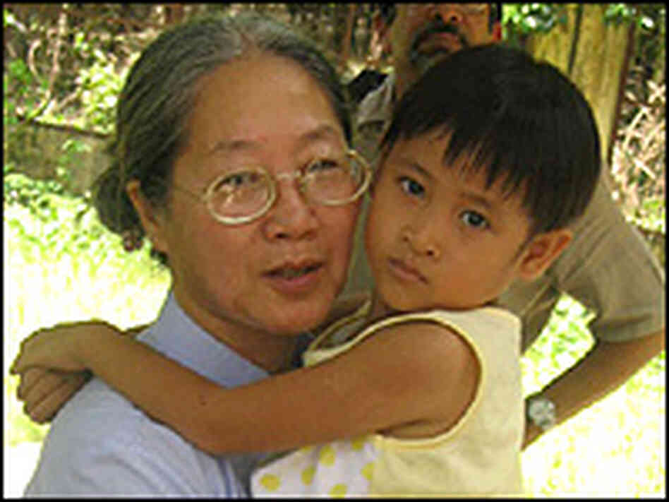 Sister Tue Linh and an AIDS orphan at the Mai Hoa AIDS Center in Cu Chi Sister Tue Linh and an AIDS orphan at the Mai Hoa AIDS Center in Cu Chi