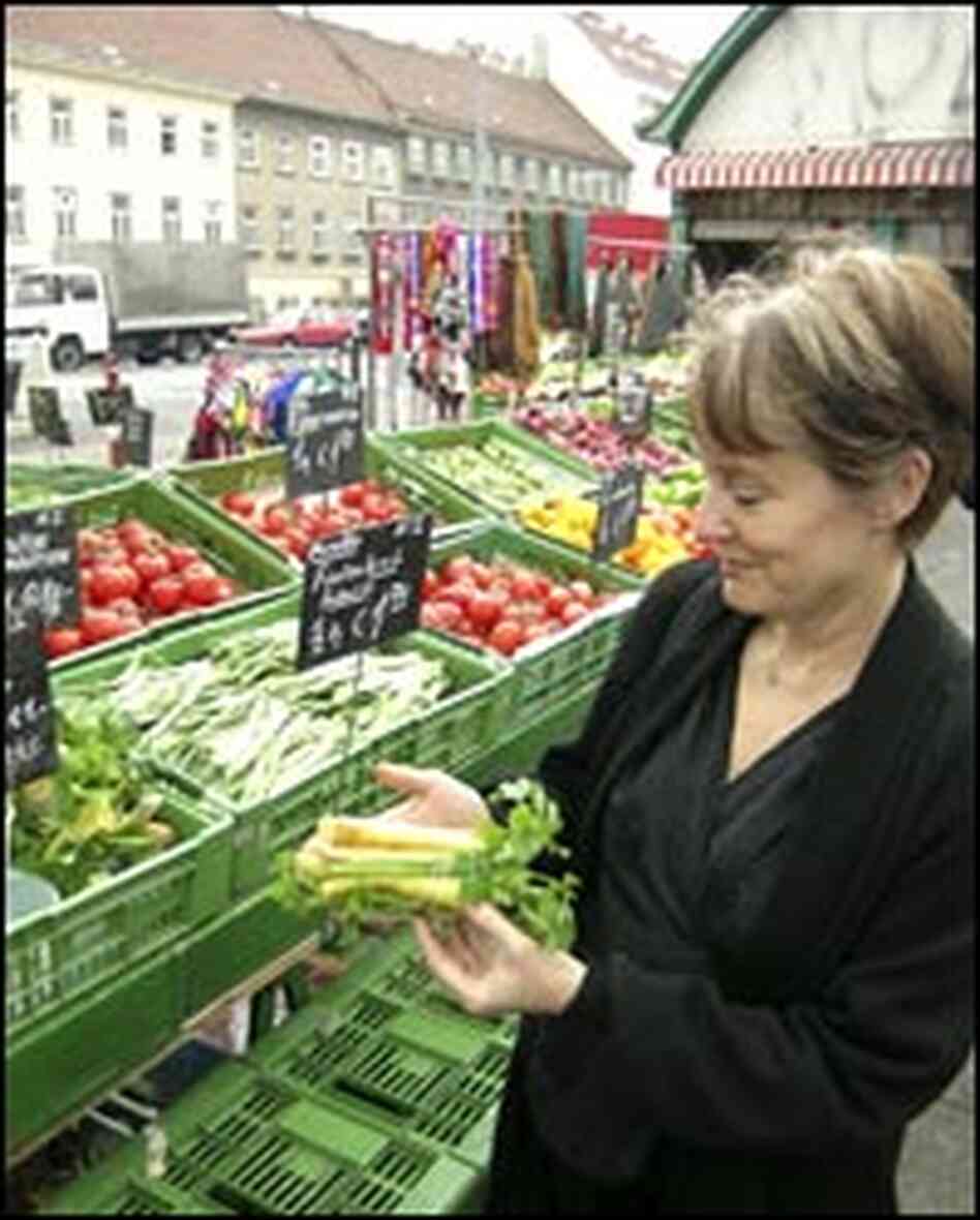 Alice Waters at the Vienna Naschmarkt Alice Waters at the Vienna Naschmarkt