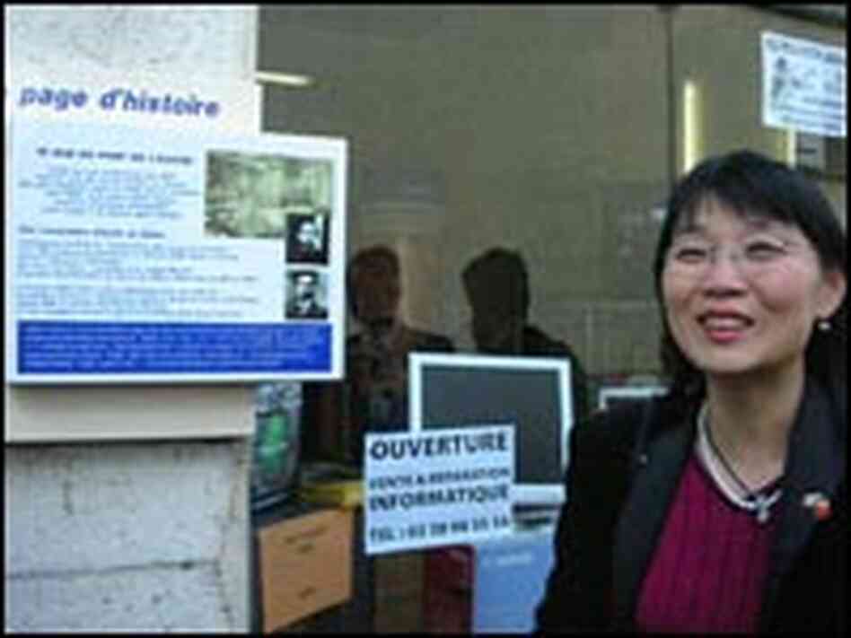 Peiwen Wang explains an historic plaque in the town.