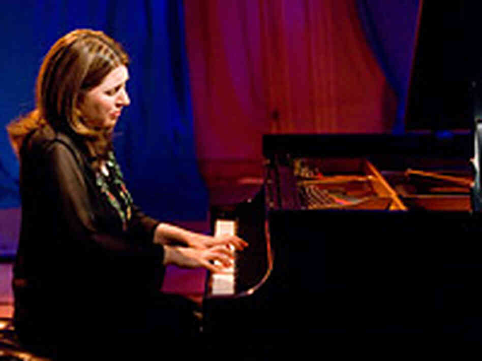 Simone Dinnerstein at the piano Simone Dinnerstein at the piano