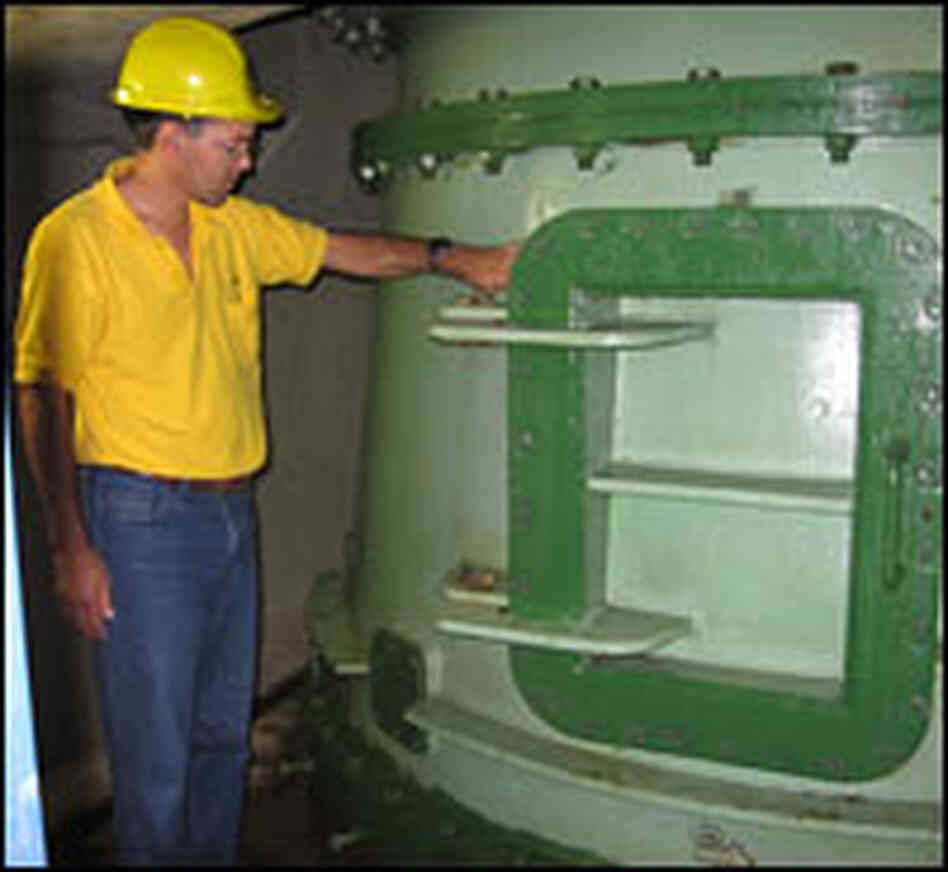 Mario Montero visits the Angostura hydroelectric plant.