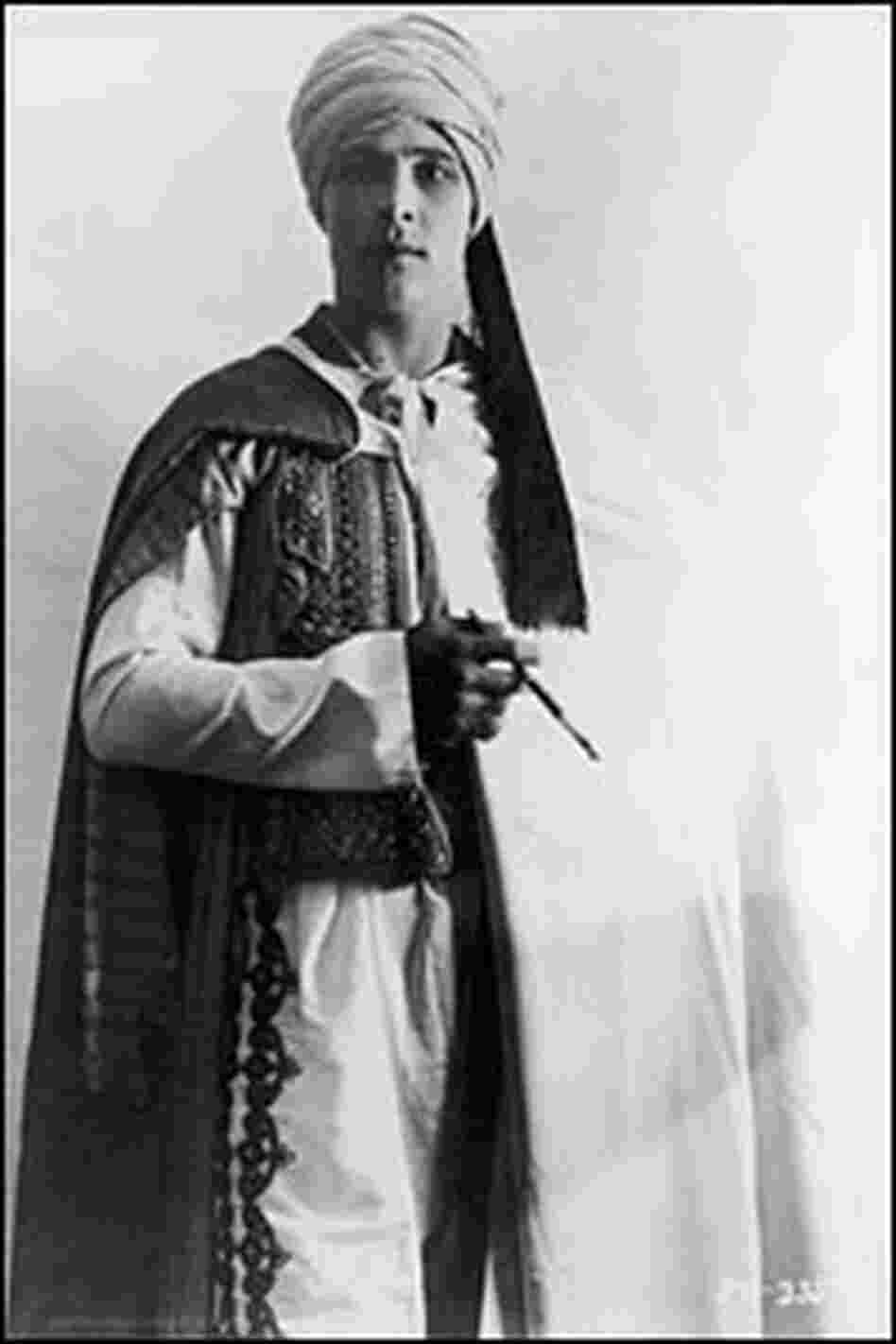 Valentino in costume