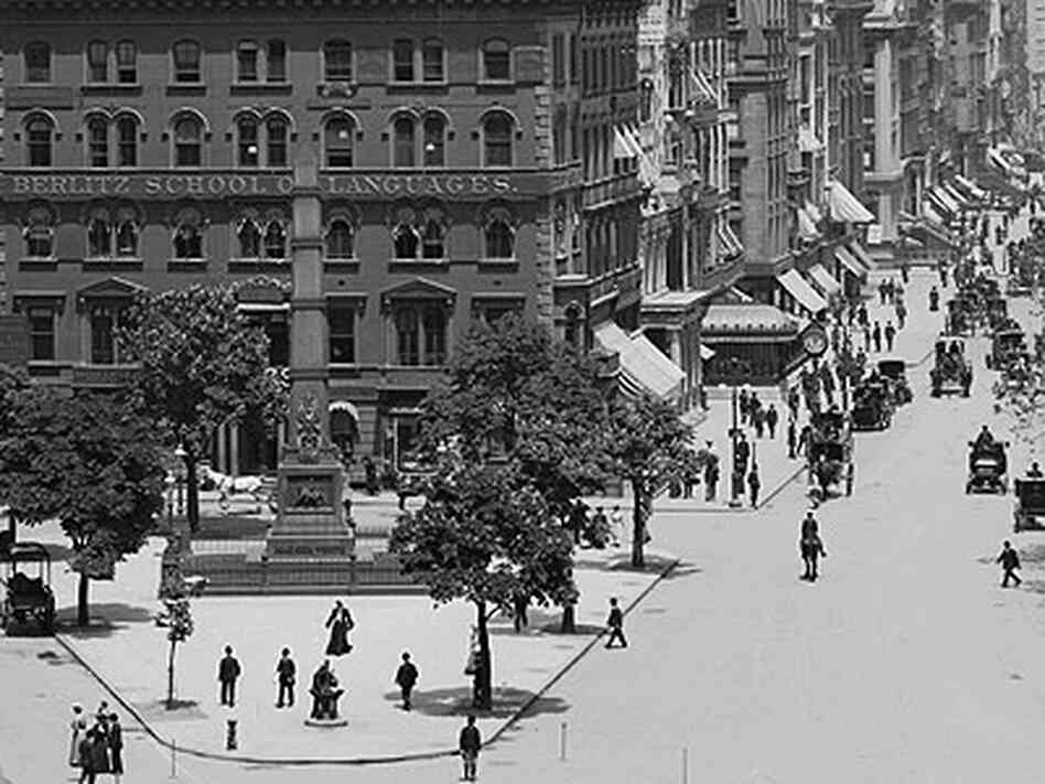 Gen. Worth's tomb in the early 1900s. Gen. Worth's tomb in the early 1900s.