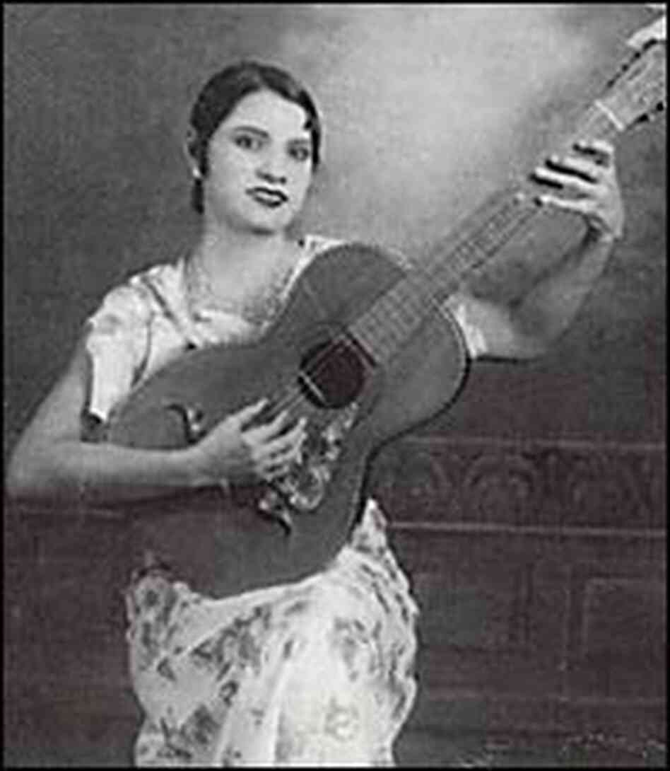Lydia Mendoza began her singing career in the plazas of downtown San Antonio in the early 1930s. Lydia Mendoza began her singing career in the plazas of downtown San Antonio in the early 1930s.