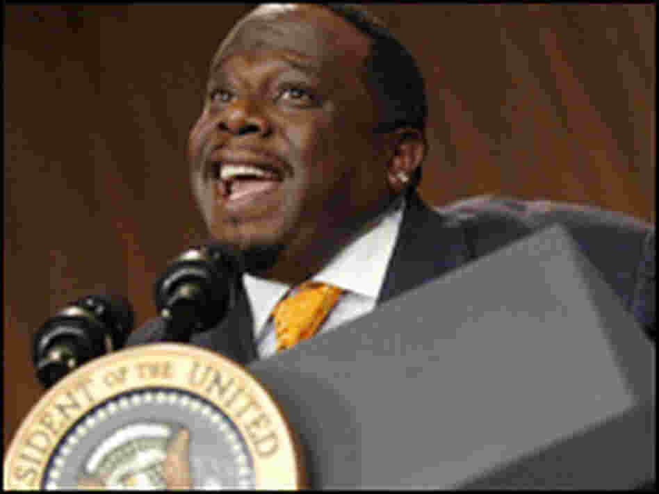 Cedric the Entertainer tells jokes at the White House Correspondents' dinner, April 30, 2005. Cedric the Entertainer tells jokes at the White House Correspondents' dinner, April 30, 2005.