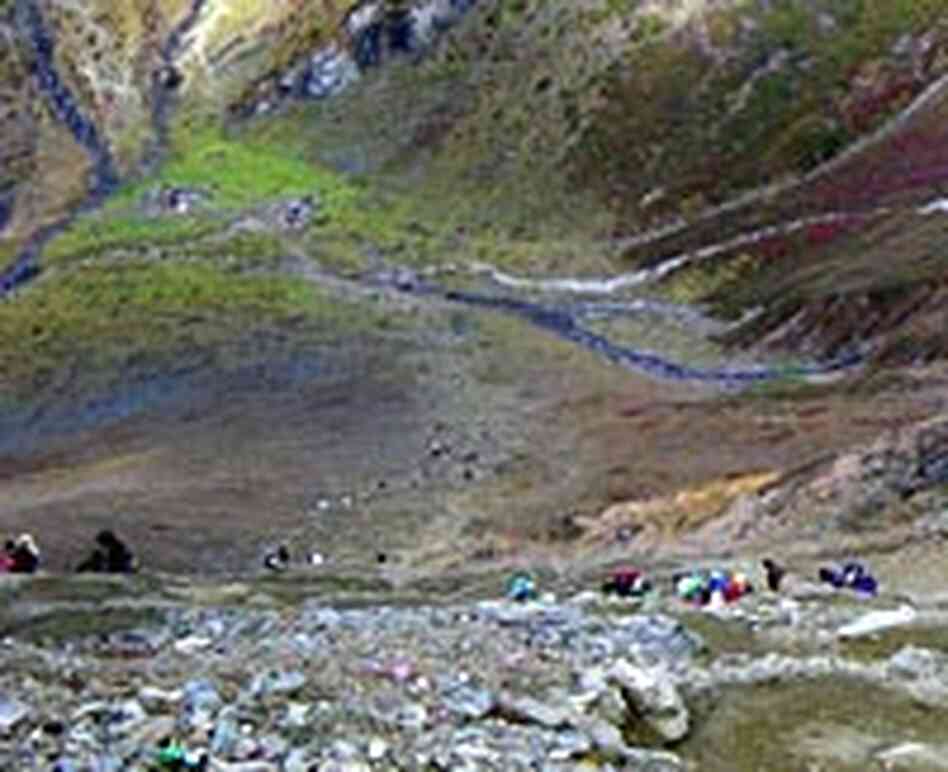 The steep descent from Dokarla Pass.