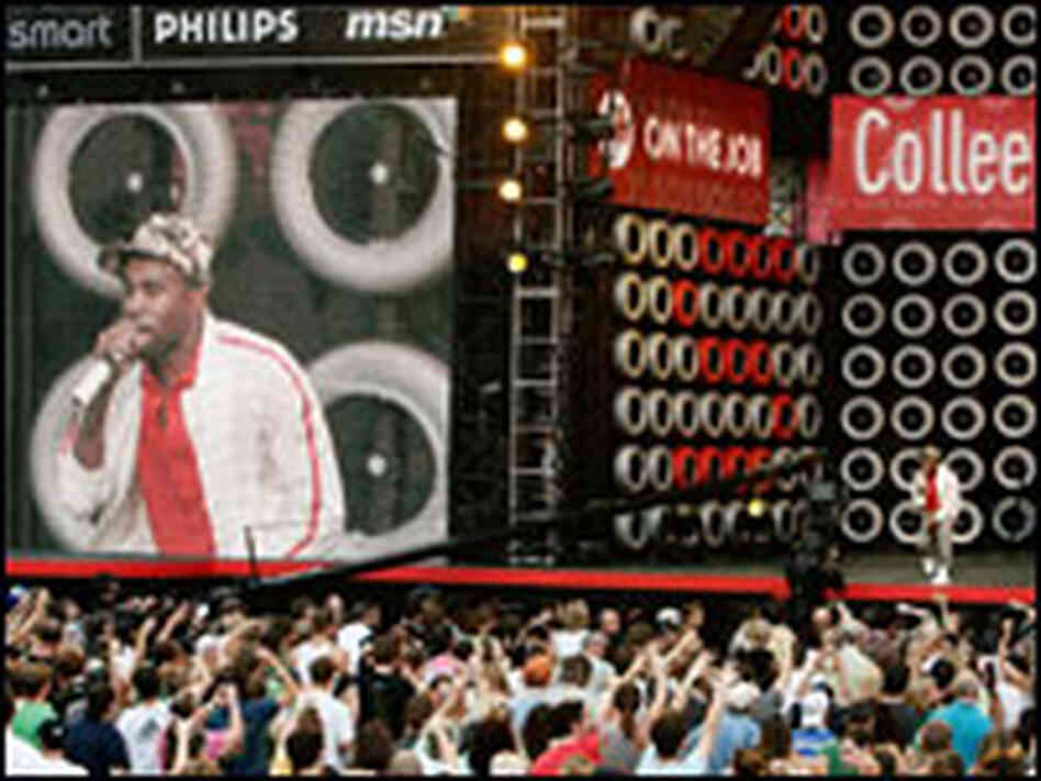 Kanye West performs Kanye West performs