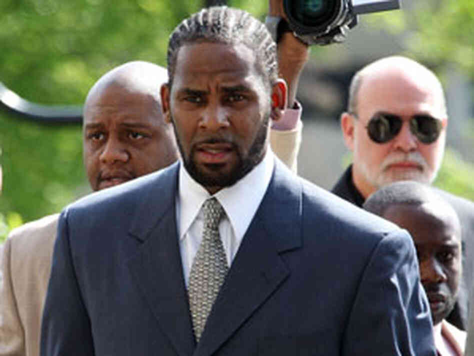 R&B singer R. Kelly arrives at the Cook County courthouse. R&B singer R. Kelly arrives at the Cook County courthouse.
