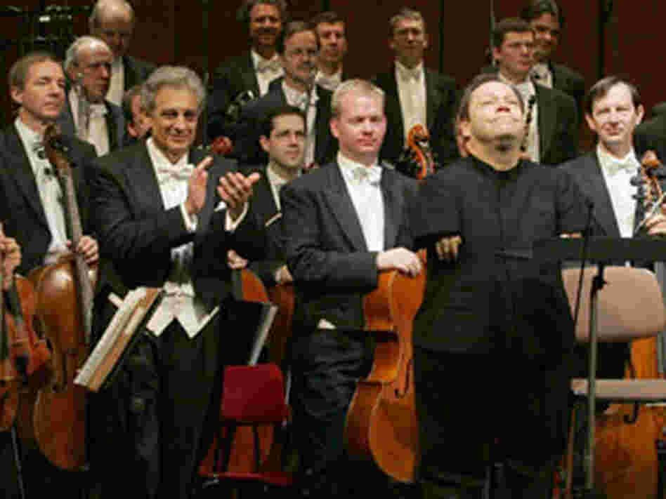Thomas Quasthoff is applauded by Spanish tenor Placido Domingo and the Vienna Symphonic Orchestra.