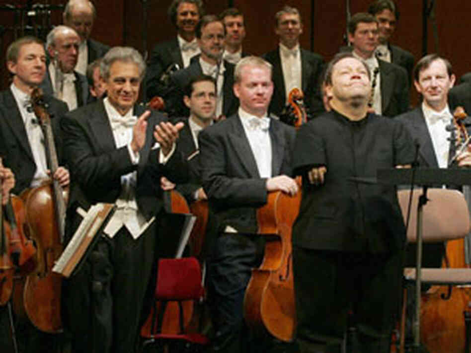 Thomas Quasthoff is applauded by Spanish tenor Placido Domingo and the Vienna Symphonic Orchestra.
