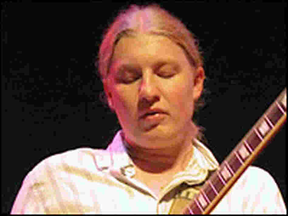 Derek Trucks is married to musician Susan Tedeschi. Derek Trucks is married to musician Susan Tedeschi.
