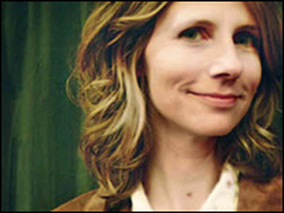 Tracy Grammer plays the violin and guitar. Tracy Grammer plays the violin and guitar.