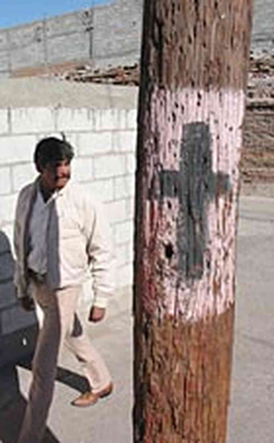 Activists paint a cross on streetlight poles. Activists paint a cross on streetlight poles.