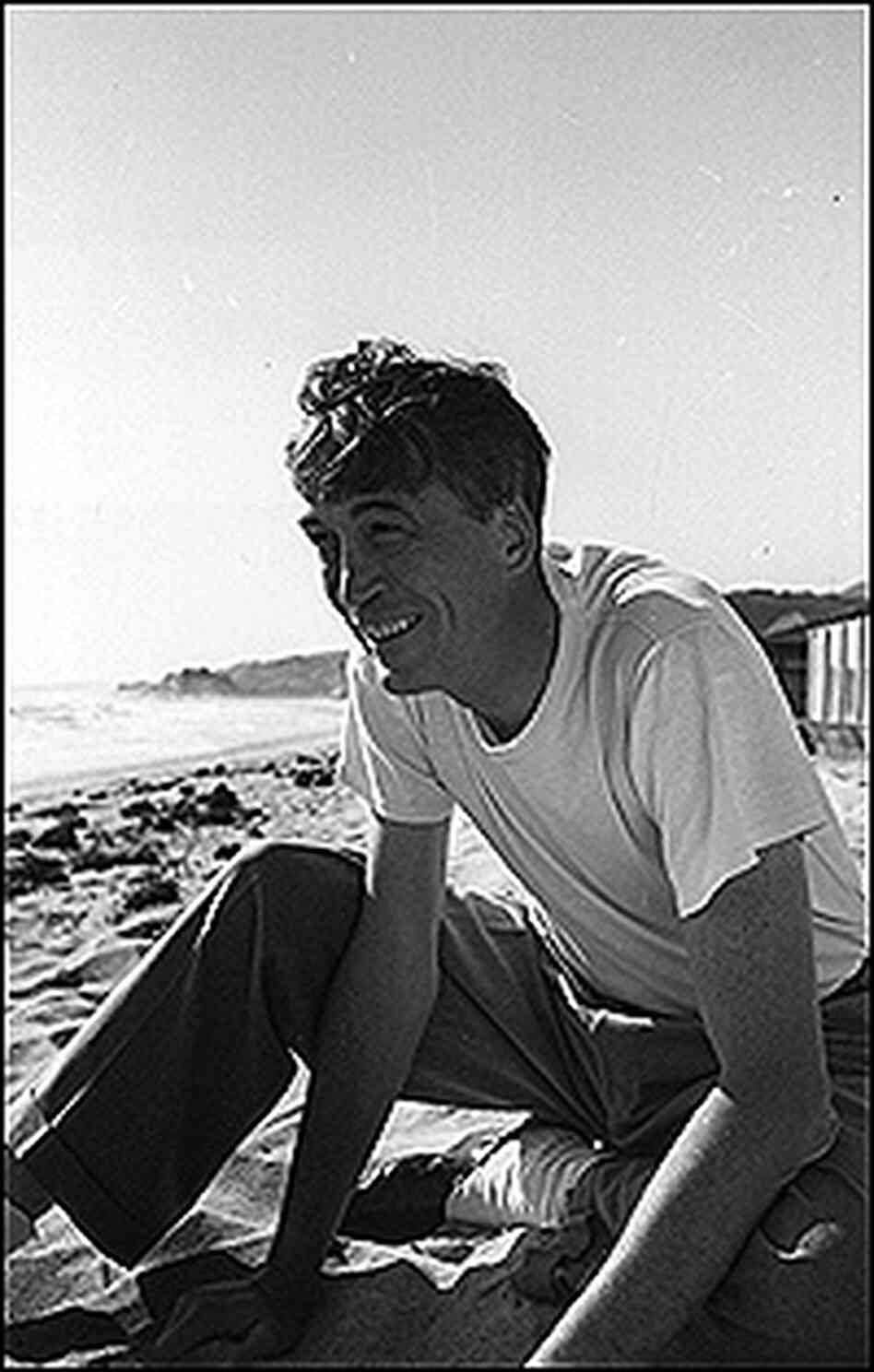 A young John Huston on the beach (1951) A young John Huston on the beach (1951)