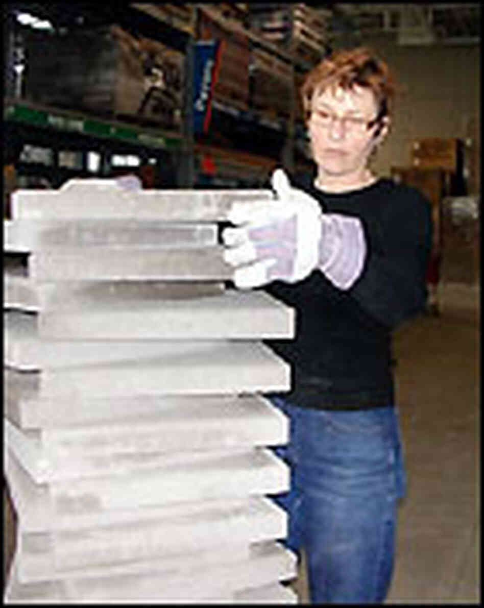 Stefanie Nagorka tops off a sculpture. Stefanie Nagorka tops off a sculpture.