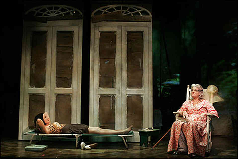 Christine Ebersole, this time as Little Edie, with Mary Louise Wilson as Big Edie. Christine Ebersole, this time as Little Edie, with Mary Louise Wilson as Big Edie.