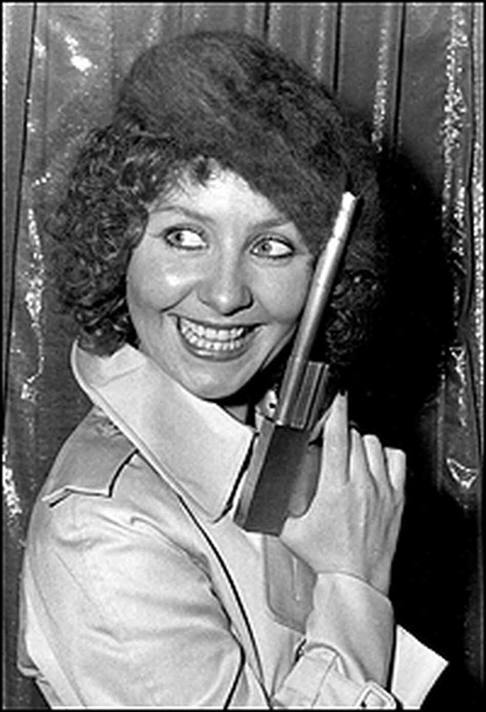 Lulu poses with the golden gun from 'The Man with the Golden Gun' Lulu poses with the golden gun from 'The Man with the Golden Gun'