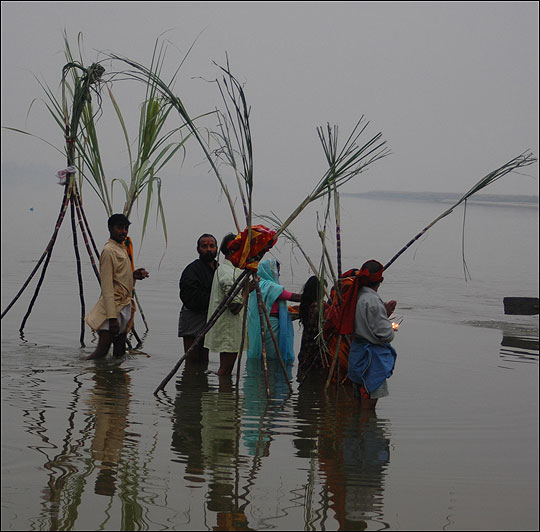 Evening offering to Ganga at Singhberpur.
