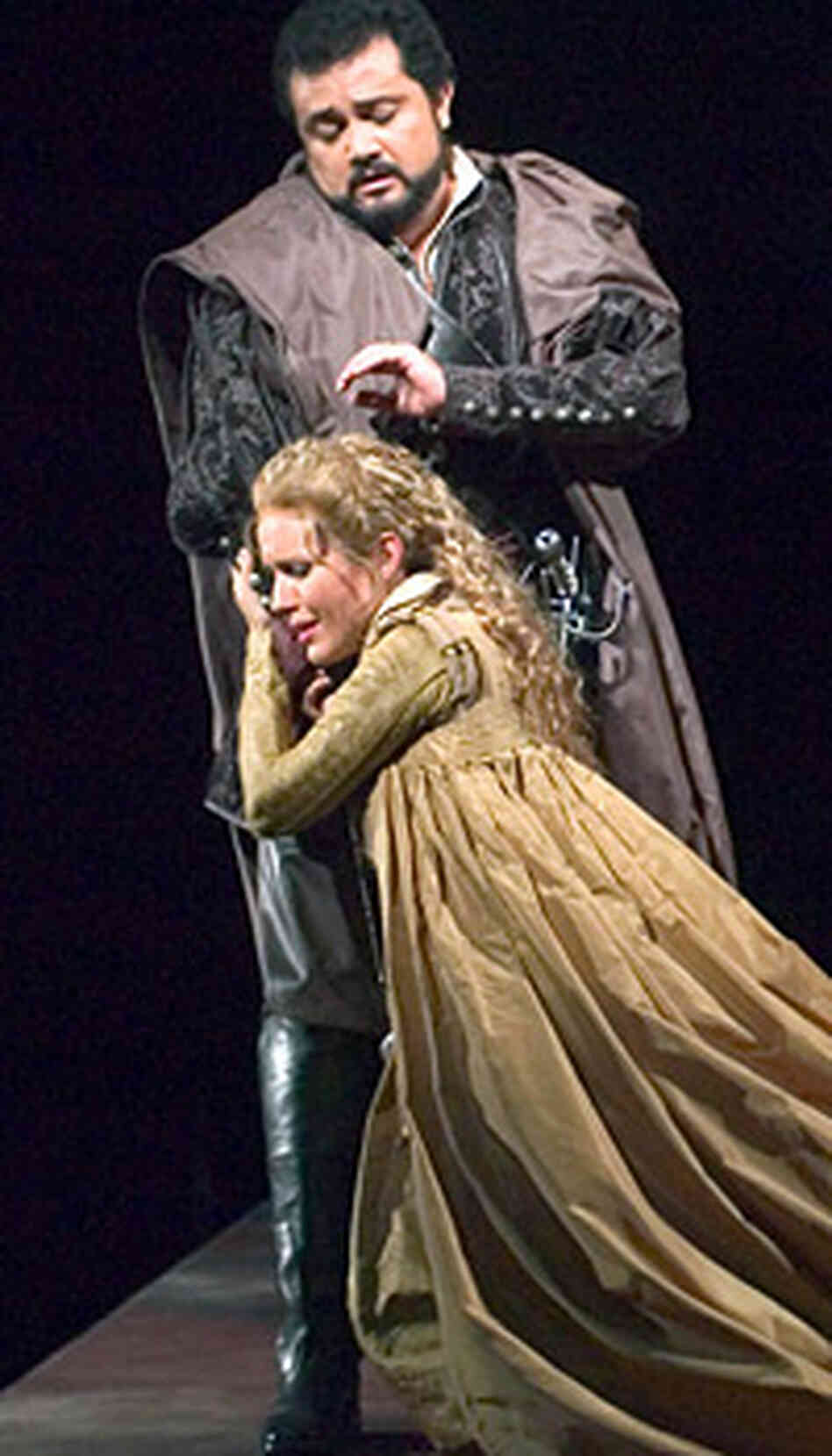 Soprano Sarah Coburn and tenor Raúl Hernández in "Lucie de Lammermoor" Soprano Sarah Coburn and tenor Raúl Hernández in "Lucie de Lammermoor"