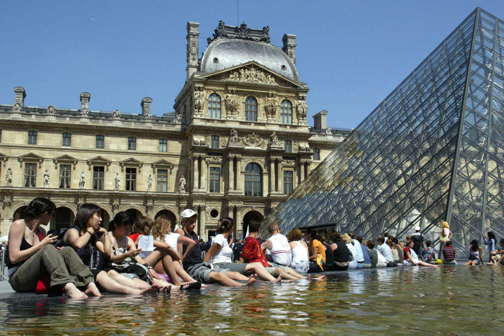 louvre museum pyramid