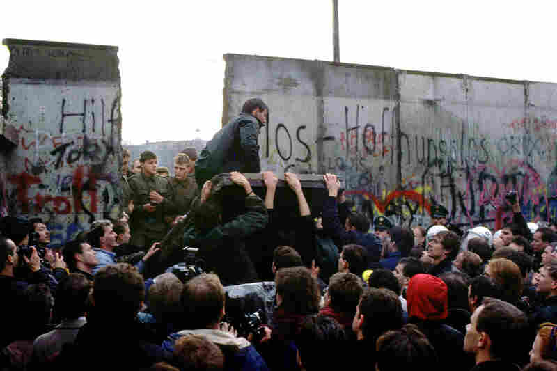 Resultado de imagen de falling of the berlin wall