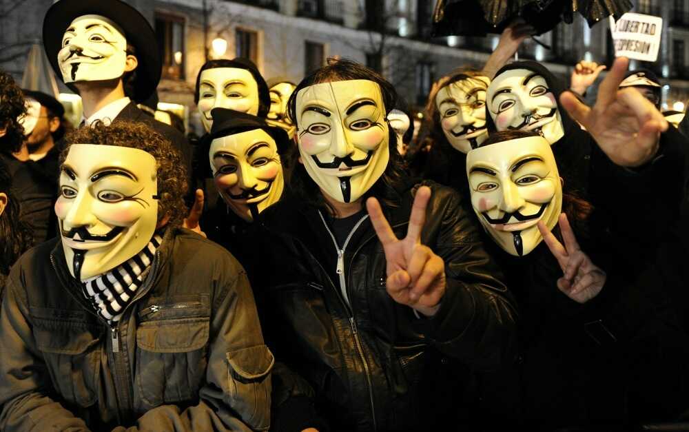 O cara coloca a foto do anonymous e se acha o hacker, mas não sabe