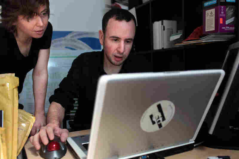 Chase and ICE Program Director/clarinetist Joshua Rubin work on the musicians' travel arrangements for an upcoming trip to Chicago.