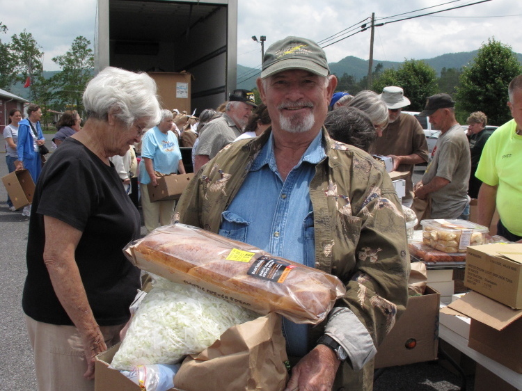 Robert Laws collects supplies from the Tennessee food bank's mobile pantry. (Pam Fessler)