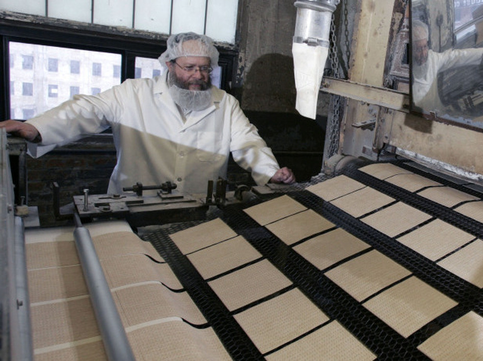 Rabbi Yaakov Horowitz at the Manischewitz factory in 2007 (Mike Derer/AP)