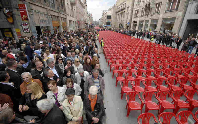 The city lined up 11,541 red chairs in 825 rows representing the 11,541 Sarajevans who were killed during the siege of Sarajevo. 
