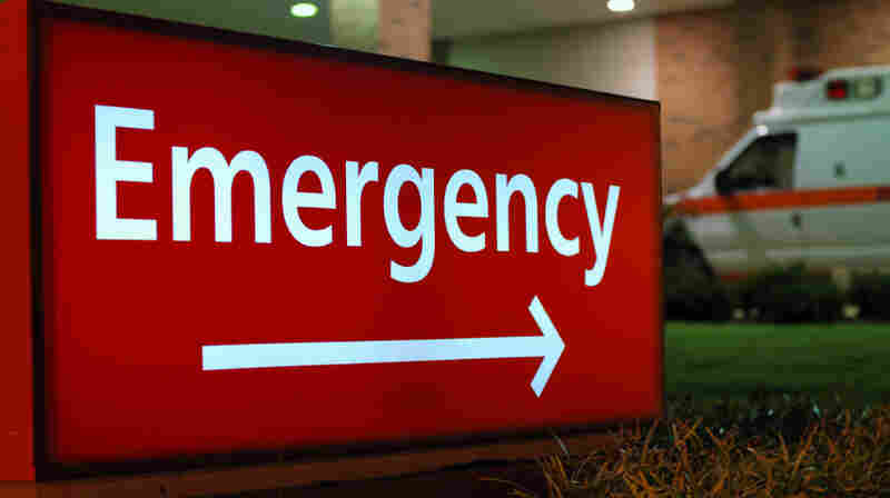 A sign points the way to a hospital emergency room.