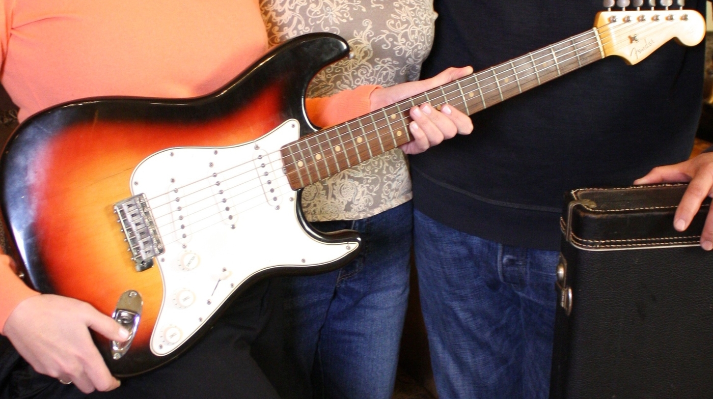 No Reason To Get Excited, Dylan Says PBS Has The Wrong Guitar The