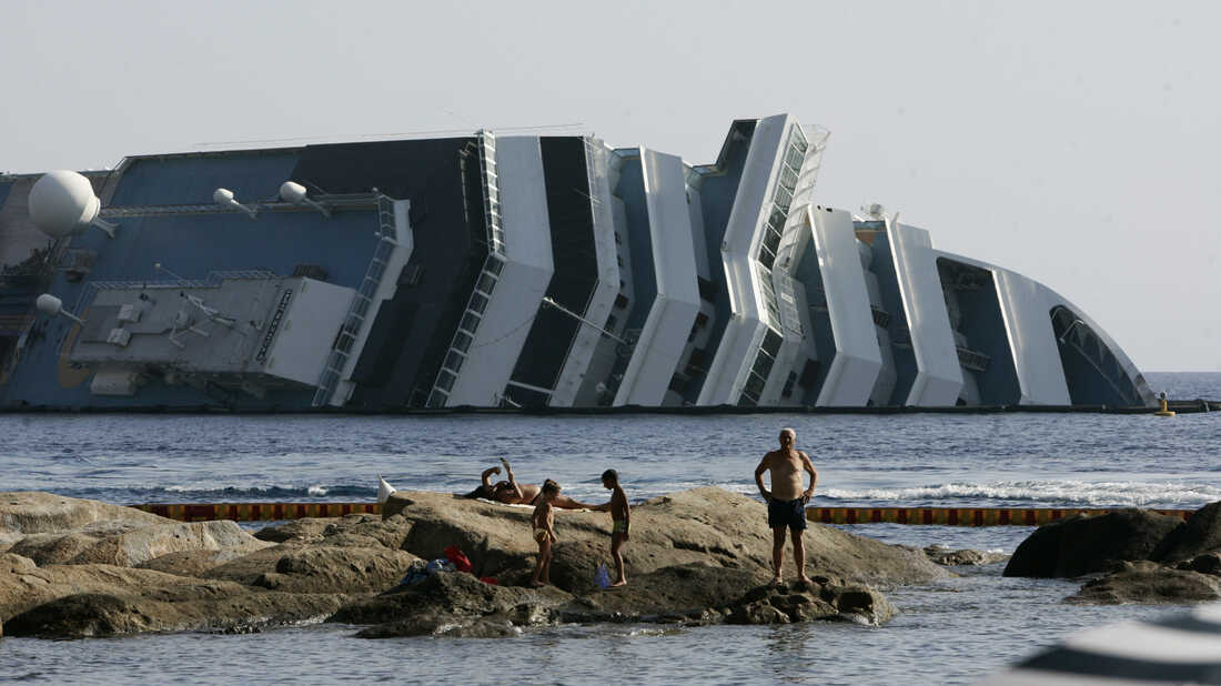 cruise ship wrecked in italy