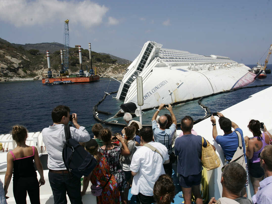 cruise ship wrecked in italy