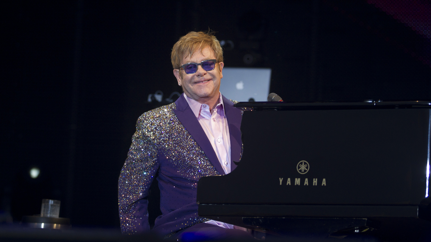 Elton john don t. Elton John 2003. Elton John Suits. Элтон Джон акцент. Элтон Джон на синтезаторе.