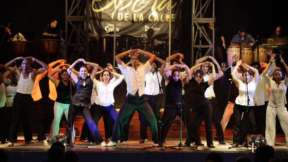 Cuban performers ranging from dancers to opera singers were packing in audiences at Havana's El Cabildo restaurant and cabaret. In a case seen as a test of Raul Castro's commitment to economic changes, government inspectors recently closed the restaurant.