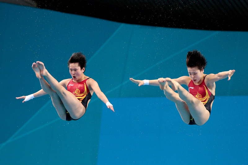 прыжки в воду оценки судей баллы. прыжки в воду оценки судей. прыжки в воду женщины китаянки. на соревнованиях по синхронным прыжкам впр. разряды в прыжках в воду.